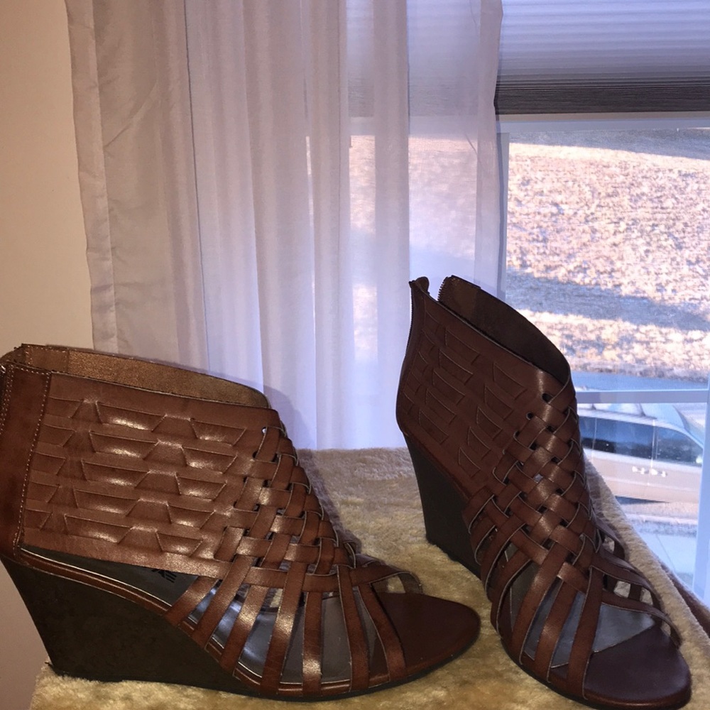 Super cute wedges only worn twice!